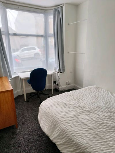 Large Double Room - Quiet 3 Person House Main Photo