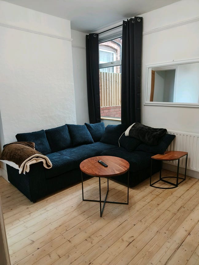 3 bed modern renovated house Main Photo