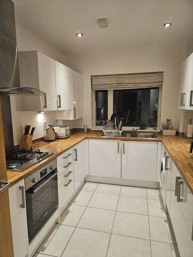 Spacious 2-Bed Flat with Double Room Available  Main Photo