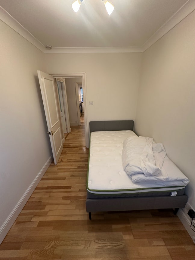 Room with own bathroom in 2 bed flat  Main Photo