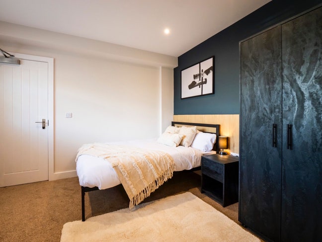 Stylish modern double ensuite room! 💙 Main Photo