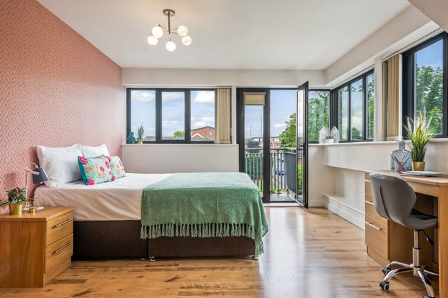 2 Bed - Ensuite - Large Rooms - Balcony - Meanwood Main Photo