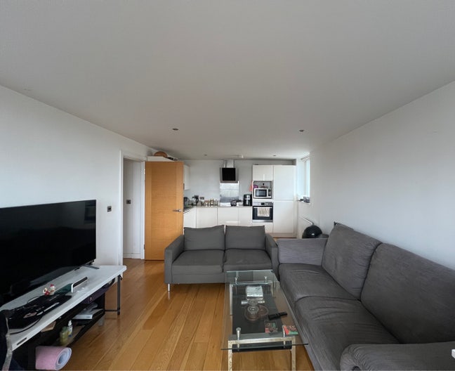 🌿 Double Room in Bright 2-Bed, 2-Bath Flat in E3 Main Photo