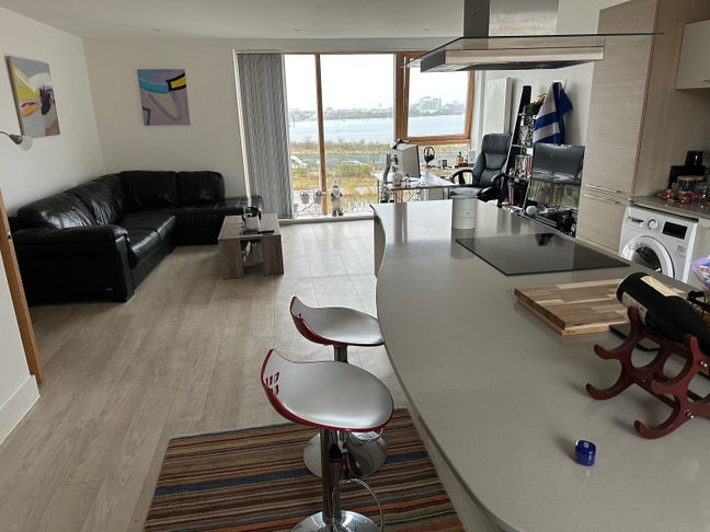 Double room in luxury apartment available Main Photo