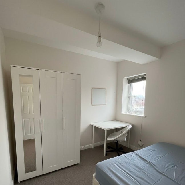 Modern Double Room with Workspace  Main Photo
