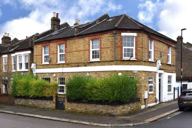 2 rooms in a bright split level flat Main Photo