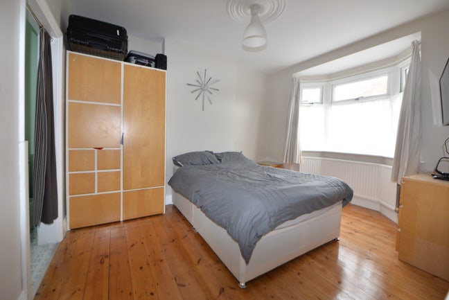 Large double bedroom with WC & Sink Main Photo
