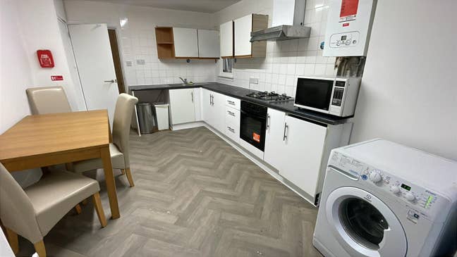 2 large rooms very convenient location in Streatha Main Photo