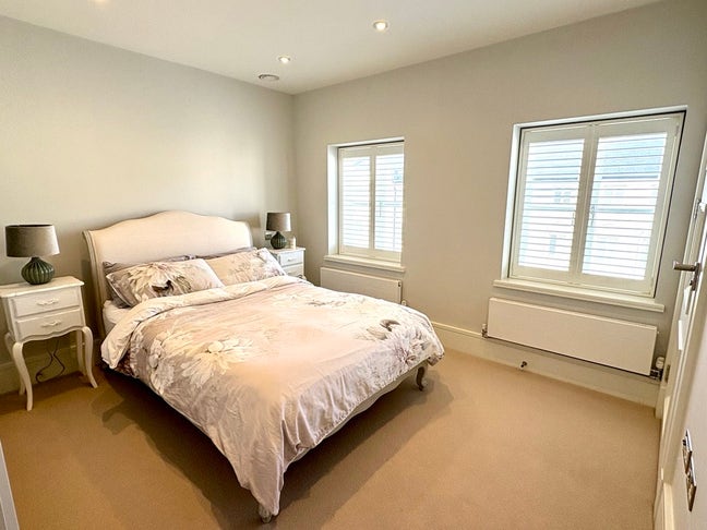 Double room with ensuite bathroom in modern house  Main Photo
