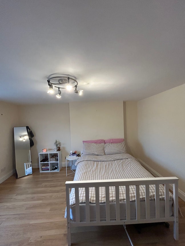 Large Double room available in Clapham North Main Photo