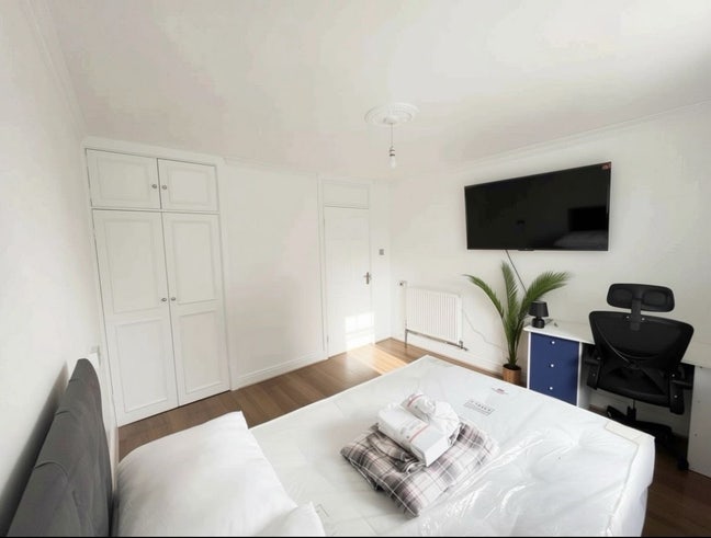2 Large double rooms, Top Floor with balcony! Main Photo