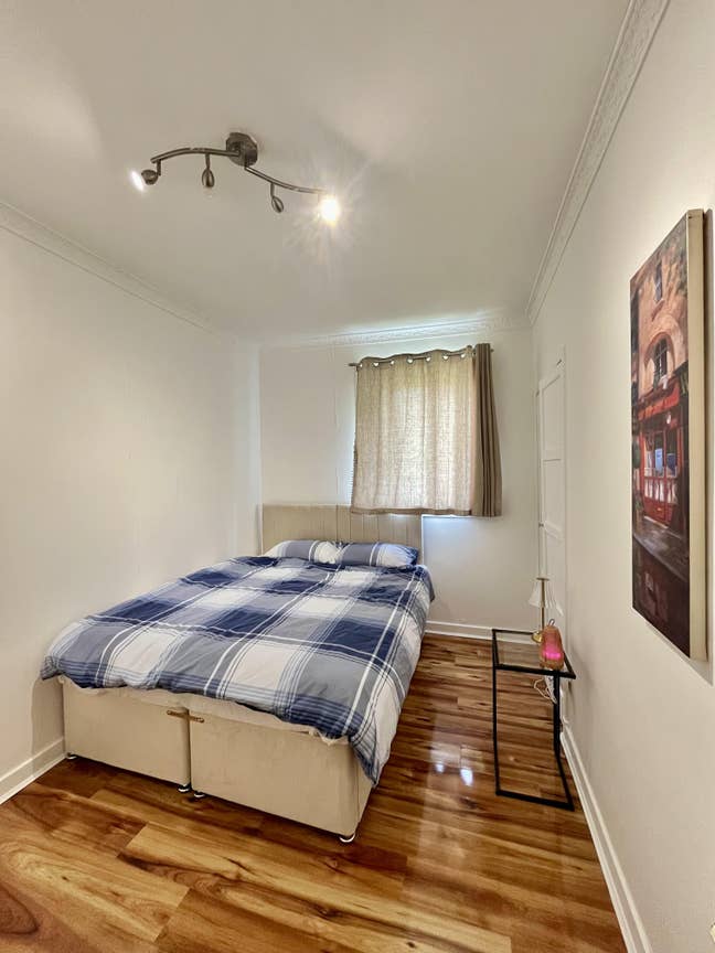 3 Double Rooms Available. 10 min walk to Napier. Main Photo