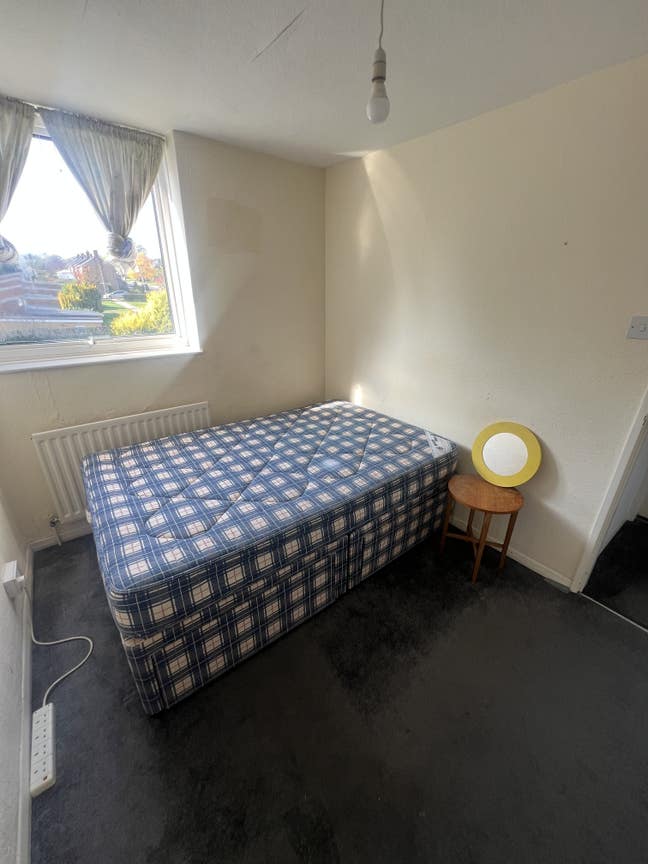 Medium Double Bedroom Main Photo