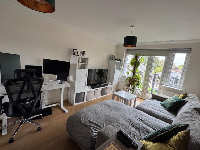 Stylish 2-Bed Flat with Balcony & Parking Main Photo