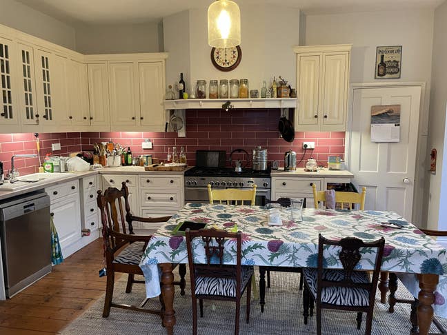 Double Room in Spacious House  Main Photo