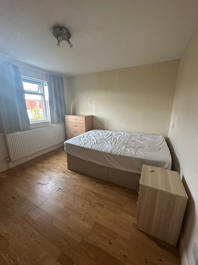 Dollis hills lovely furnished double just 799PCM Main Photo