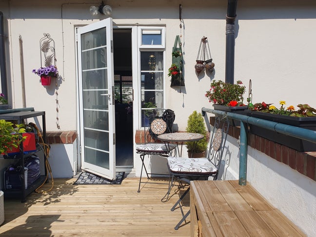 Short term, double room in bright airy flat Main Photo
