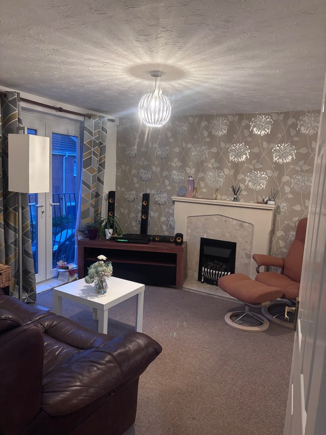 Double room,en-suite,1 person to share house with Main Photo