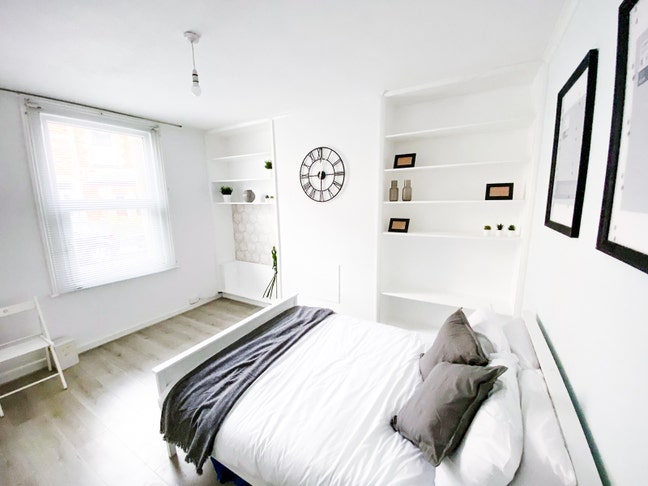 Modern Double Room Available mins from main Hubs  Main Photo