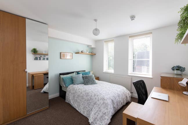 💻 Two great rooms from £950 pcm + Free Parking 🚘 Main Photo