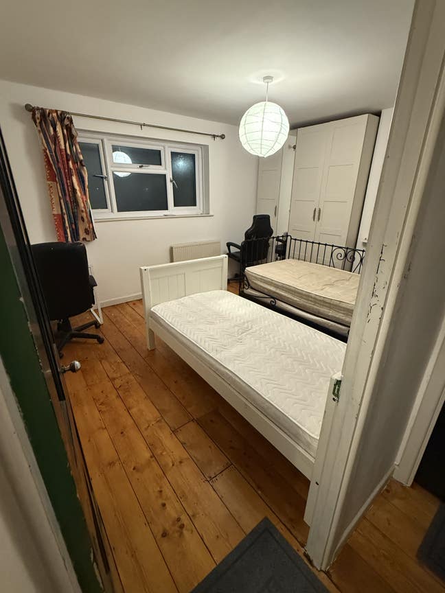 Double bedroom available( couples allowed ) Main Photo