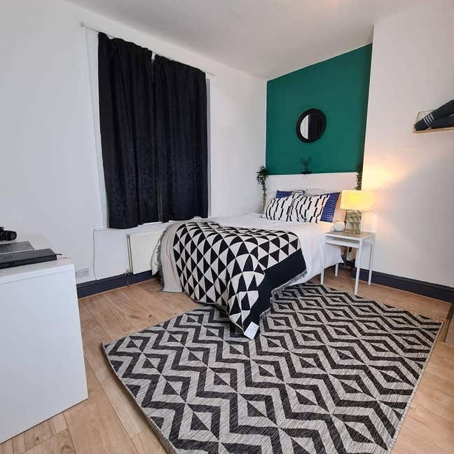Stunning double room available now! Bills included Main Photo