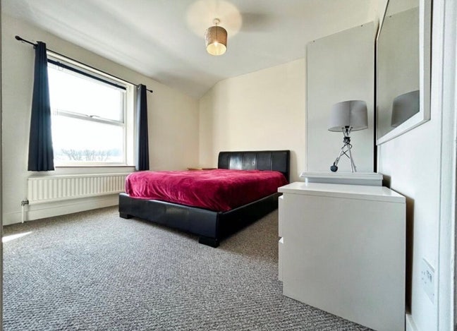 Double Bedroom  Main Photo