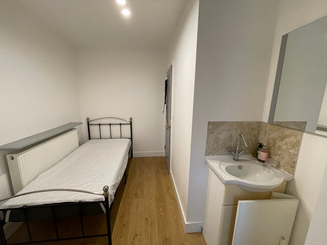 Spacious single room near Guildford city centre Main Photo