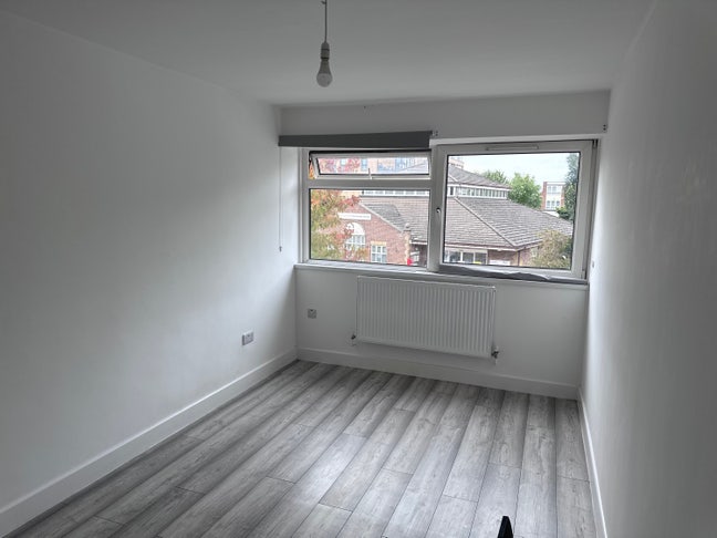 Spacious Double Room - Furnished  Main Photo