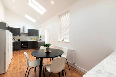  Premium Ensuite in Modern Professional House Main Photo