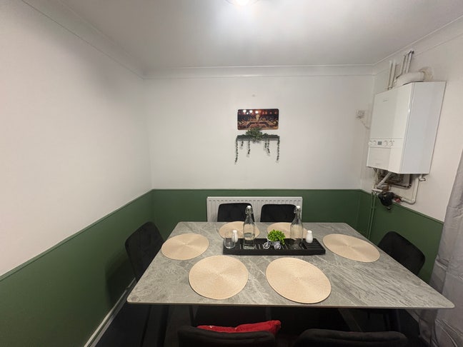 Single shared female Room available  Main Photo