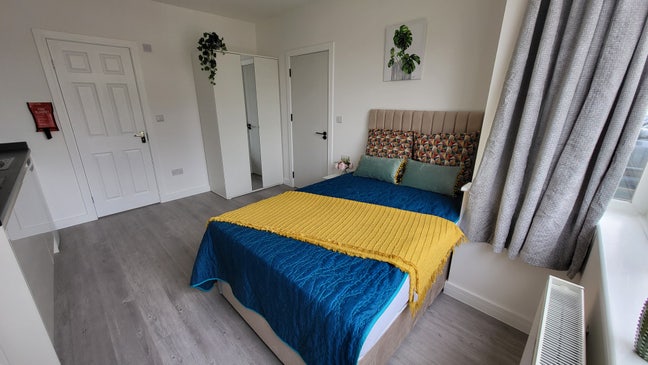 Brand New Double Ensuite Room in SM4 Free Cleane Main Photo