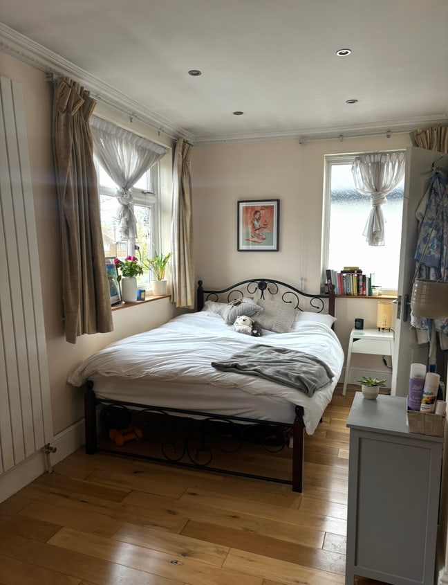 Large double en-suite in friendly house Main Photo