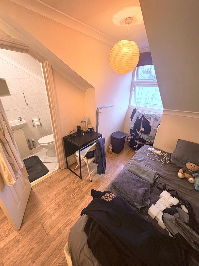 🍁Holland Park Ensuit Room to Move Now🍁 Main Photo