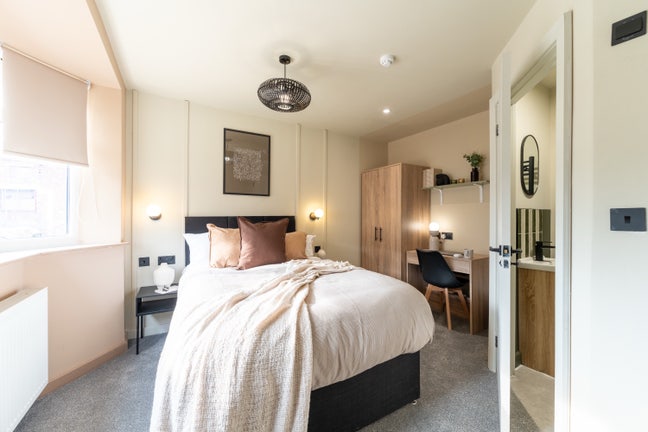 Cosy Double En-Suite – Walk to Central Station!  Main Photo