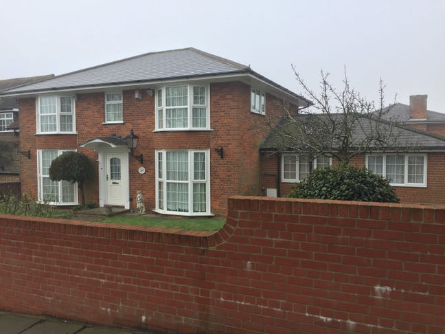 Large Furnished Double Room on bus routes Main Photo