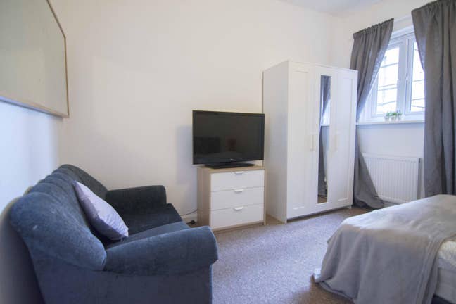 Double, single occupancy Nine Elms 3 bed flat Main Photo