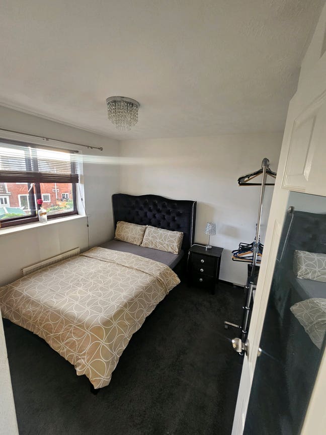 Rooms available in beautiful house  Main Photo