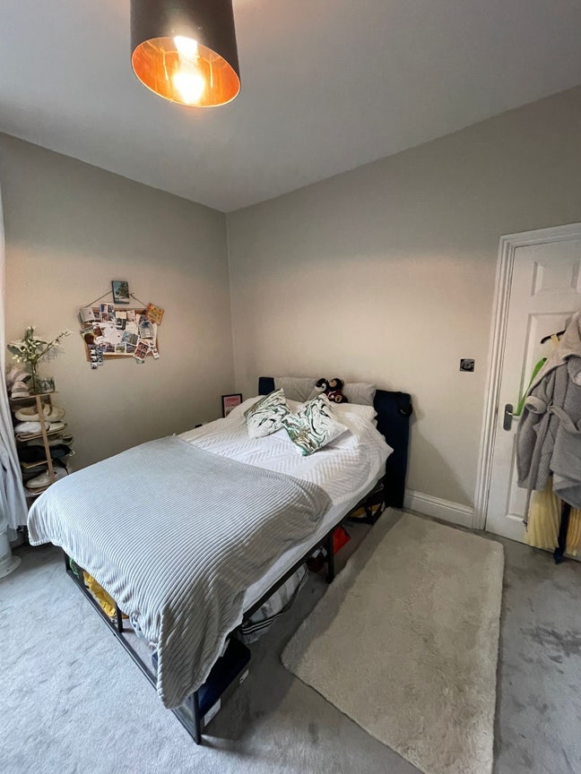 Spacious double bedroom  Main Photo
