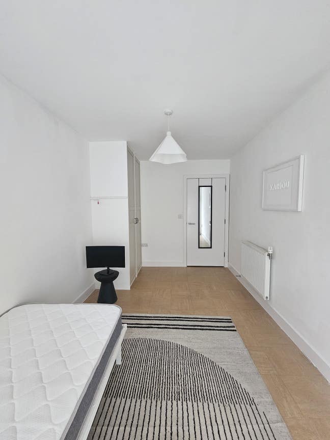 Bright Single Room- Newly Furnished Main Photo