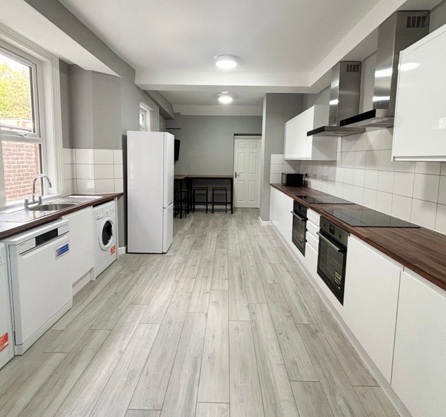 Room 2, available with en-suite Main Photo
