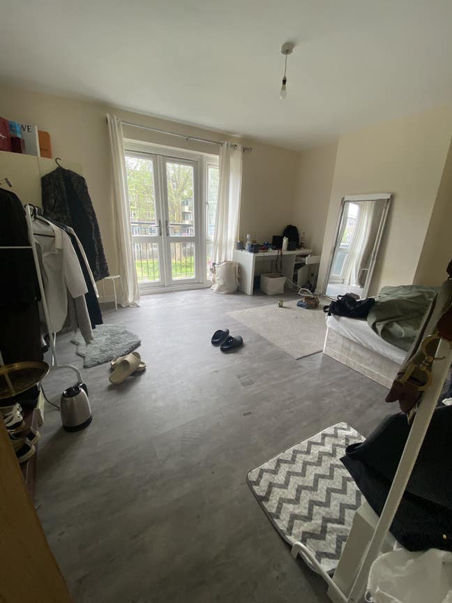 Large double room with balcony  Main Photo