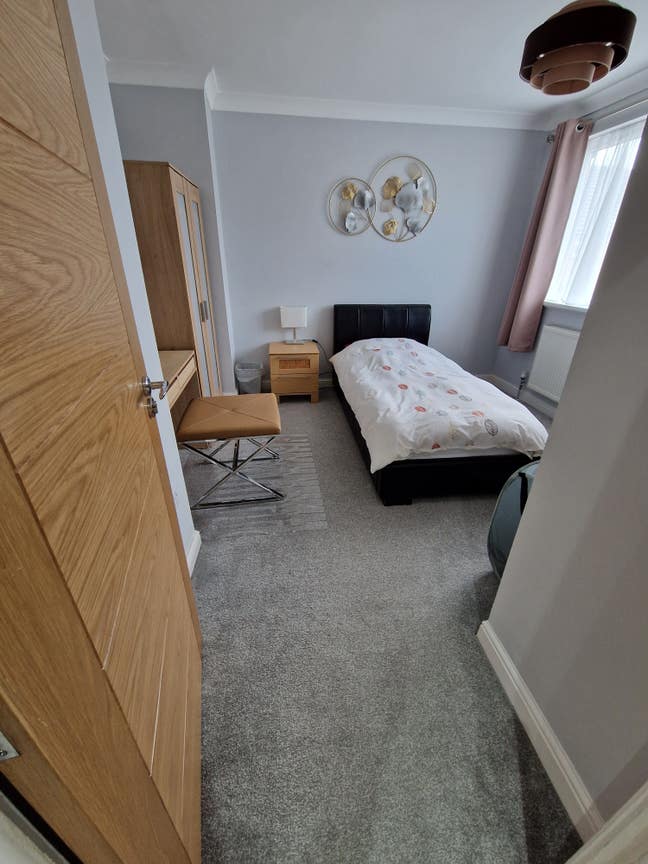 2 rooms avail, Near Cobalt Park & Metro, Bills inc Main Photo