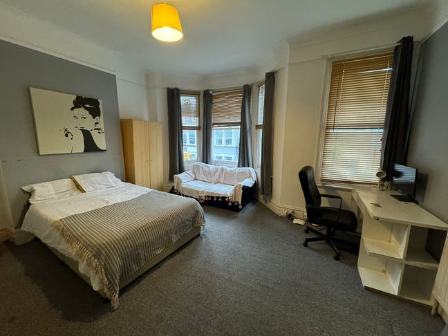 Spacious and Furnished Room in Clapham Junction! Main Photo