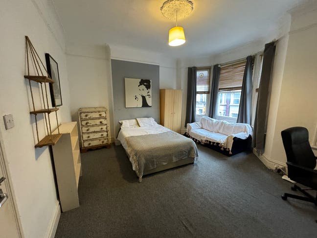 Spacious and Furnished Room in Clapham Junction! Main Photo