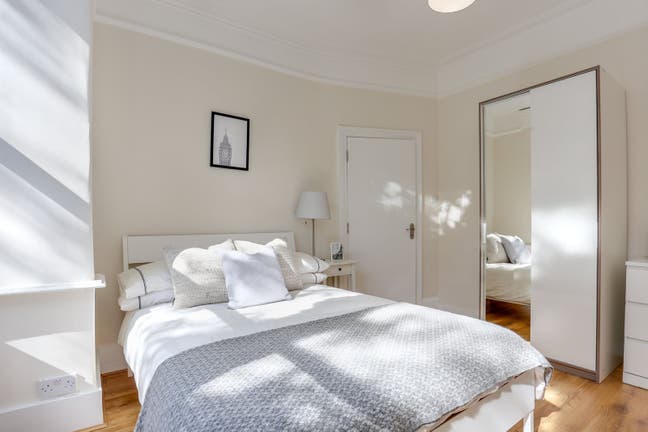 Spacious Bedroom in Lovely Riverside Location W6 Main Photo