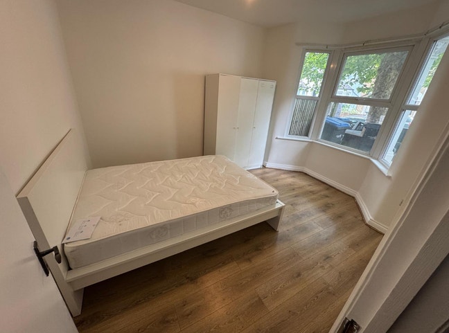 Double room too rent in Edmonton  Main Photo