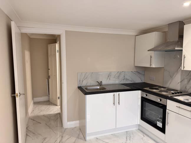 Newly Refurbished Studio Room – Private Entrance | Main Photo