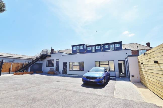 Stunning 2 Bed Flat - Collier Row, Romford (RM5) Main Photo