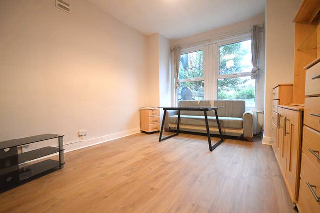 One-Bedroom Ground Floor Flat with Private Main Photo